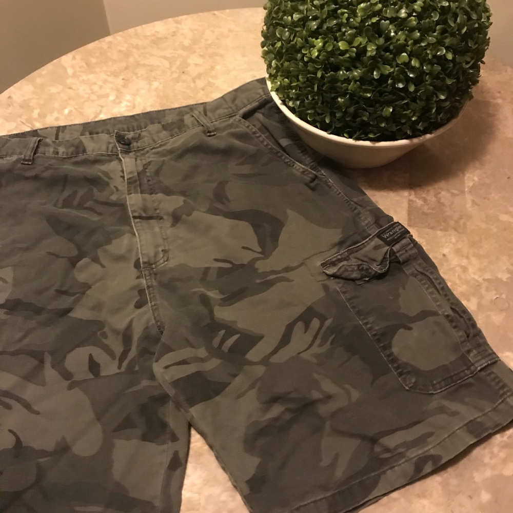 Men’s cargo shorts traditional camo